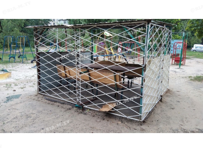 В Мелитополе во дворе замуровали место для «козлятников» (фото)